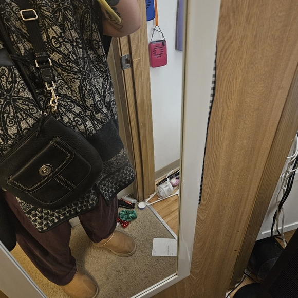 Vintage Coach Black Pebbled Leather Crossbody Bag with Turnlock Front Pocket. - Picture 13 of 14